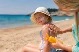 Crème solaire enfant : quelle protection choisir pour une peau fragile